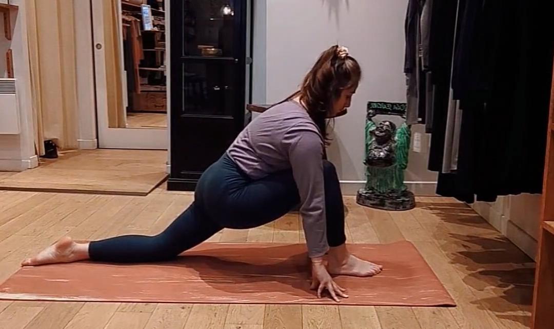 Posture de yoga en pleine transition – Écoute du corps et mouvement en conscience Posture de yoga en pleine transition – Écoute du corps et mouvement en conscience