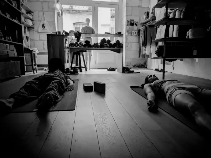 2 élèves en Savasana à la fin d'un cours de Camille Lagrange à la boutique Yoga Searcher de  Bordeaux